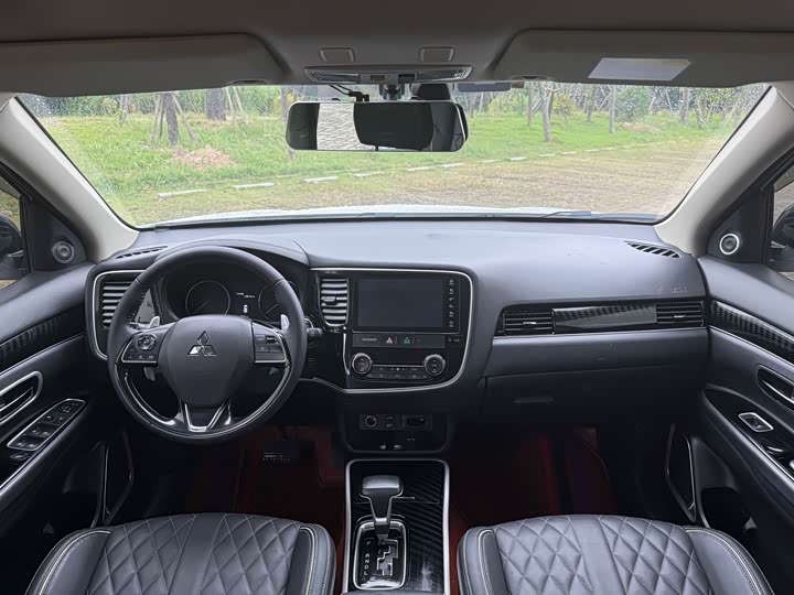 Фото 8 - Mitsubishi Outlander