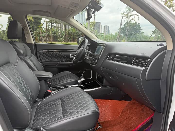 Фото 9 - Mitsubishi Outlander