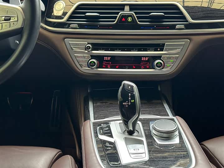 Фото 12 - BMW 7 Series