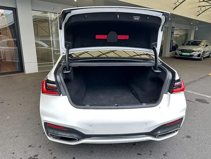 Фото 13 - BMW 7 Series