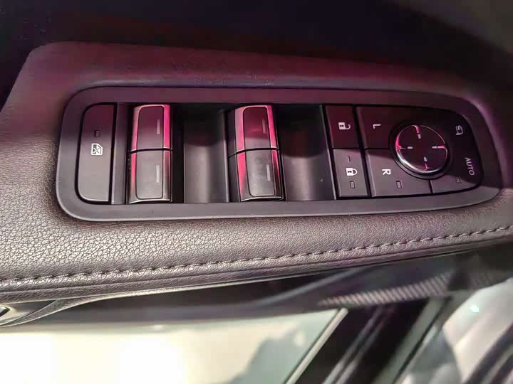 Фото 13 - Lexus RX