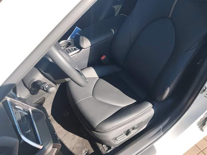 Фото 15 - Toyota Camry