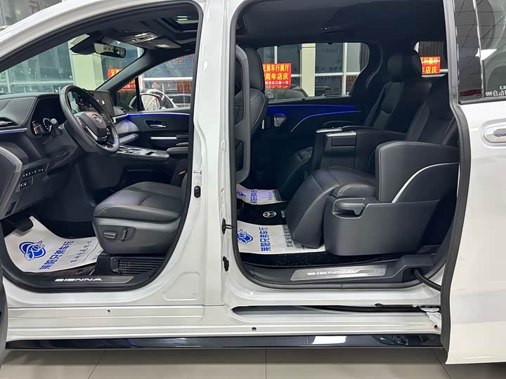 Фото 4 - Toyota Sienna