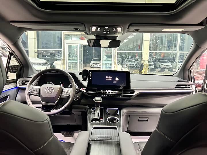 Фото 7 - Toyota Sienna