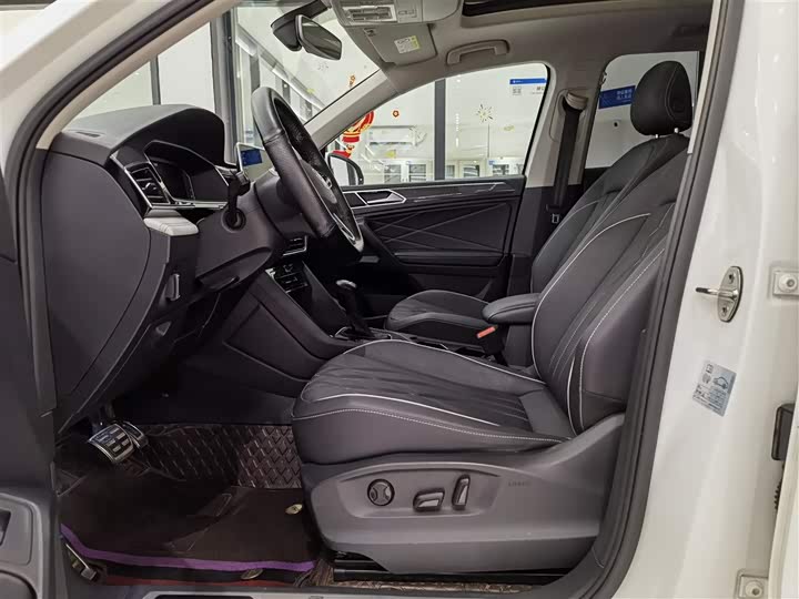 Фото 10 - Volkswagen Tiguan L Pro