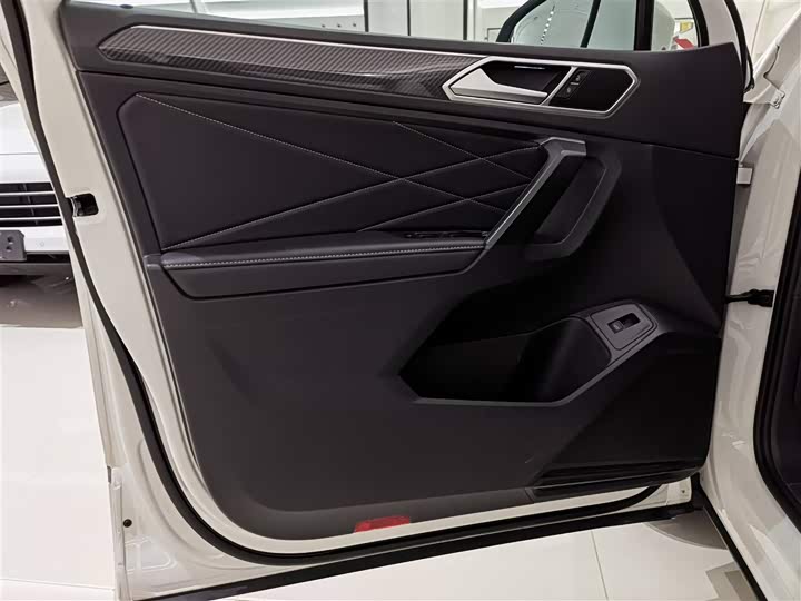 Фото 8 - Volkswagen Tiguan L Pro