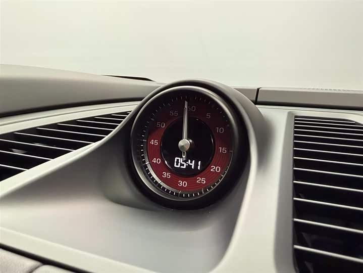 Фото 13 - Porsche Macan EV