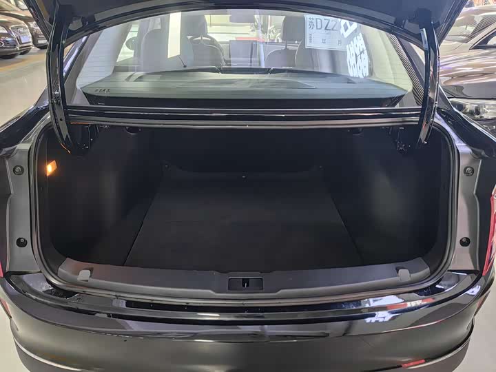 Фото 12 - Hongqi E-QM5