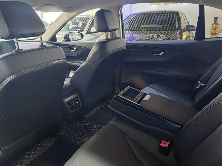 Фото 8 - Hongqi E-QM5