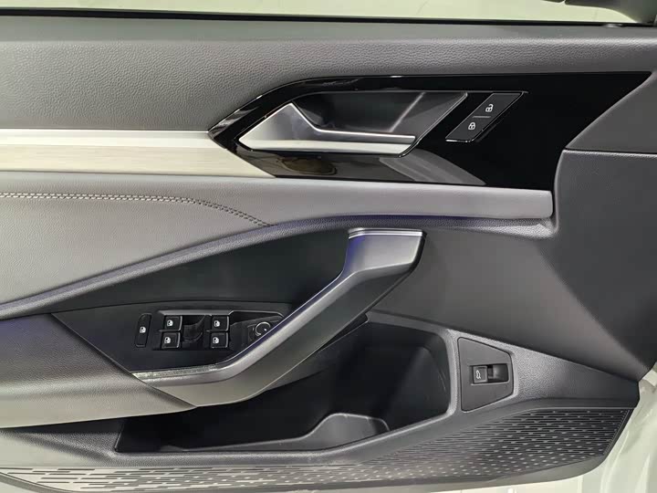 Фото 19 - Volkswagen Sagitar L