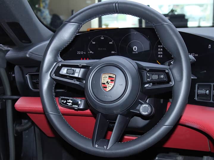 Фото 10 - Porsche Taycan