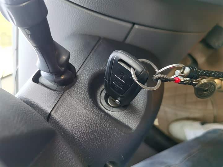 Фото 12 - Maxus V80