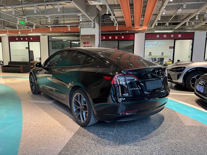 Фото 14 - Tesla Model 3