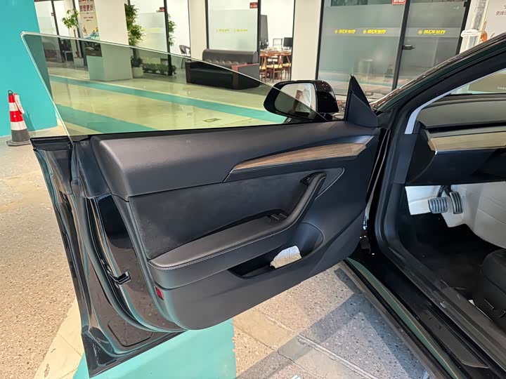 Фото 4 - Tesla Model 3