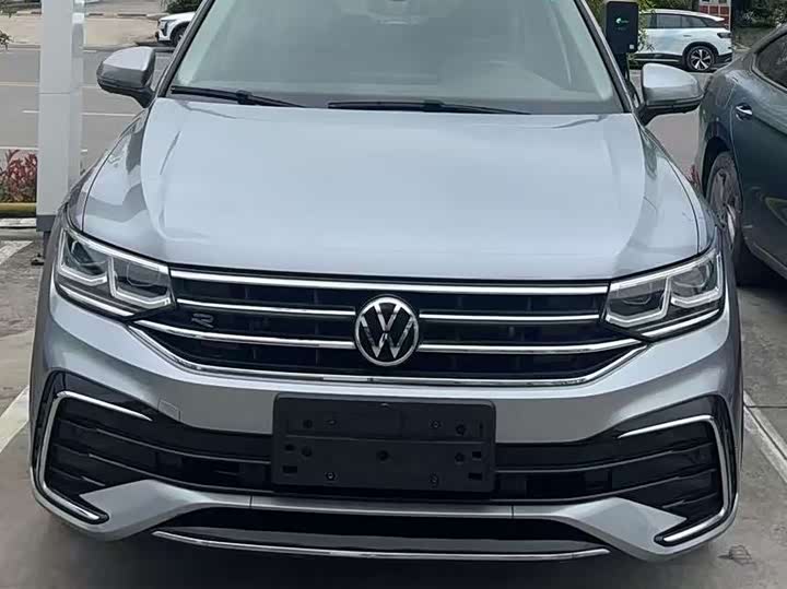 Фото 2 - Volkswagen Tiguan L Pro