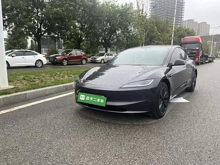 Фото 1 - Tesla Model 3