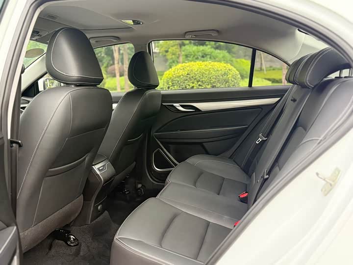 Фото 9 - Geely Emgrand