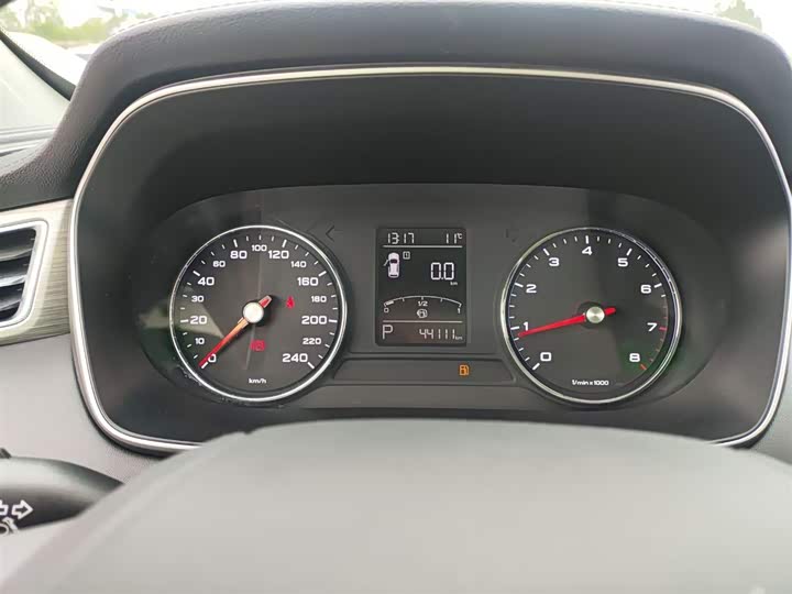 Фото 12 - Roewe RX5