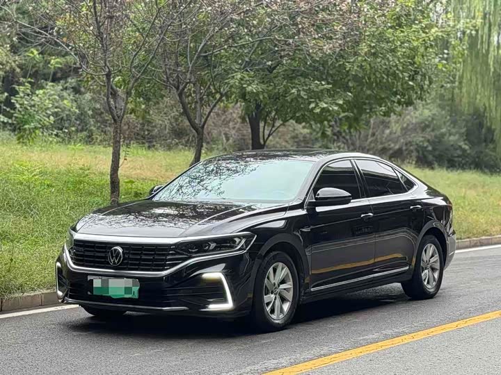 Фото 1 - Volkswagen Passat Hybrid