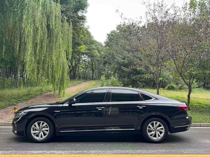 Фото 3 - Volkswagen Passat Hybrid