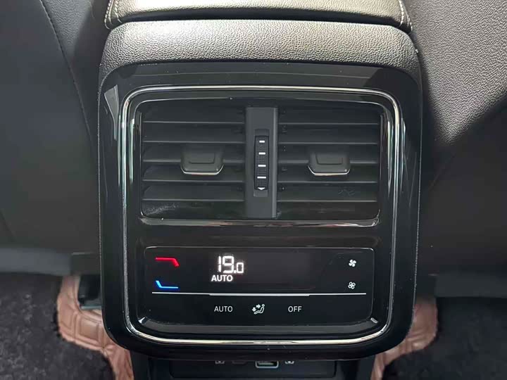 Фото 9 - Volkswagen Passat Hybrid