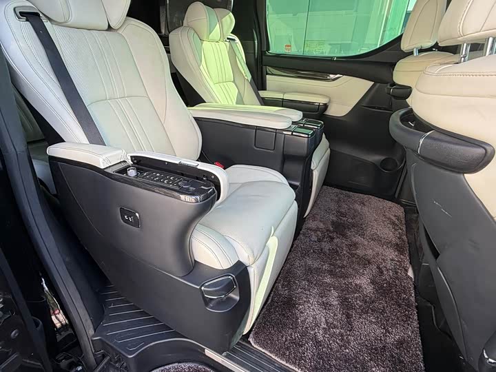 Фото 10 - Lexus LM