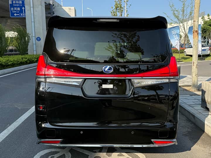 Фото 13 - Lexus LM