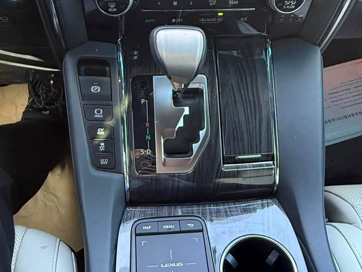 Фото 6 - Lexus LM