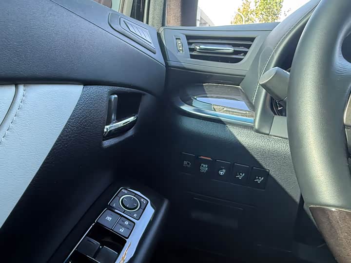 Фото 7 - Lexus LM