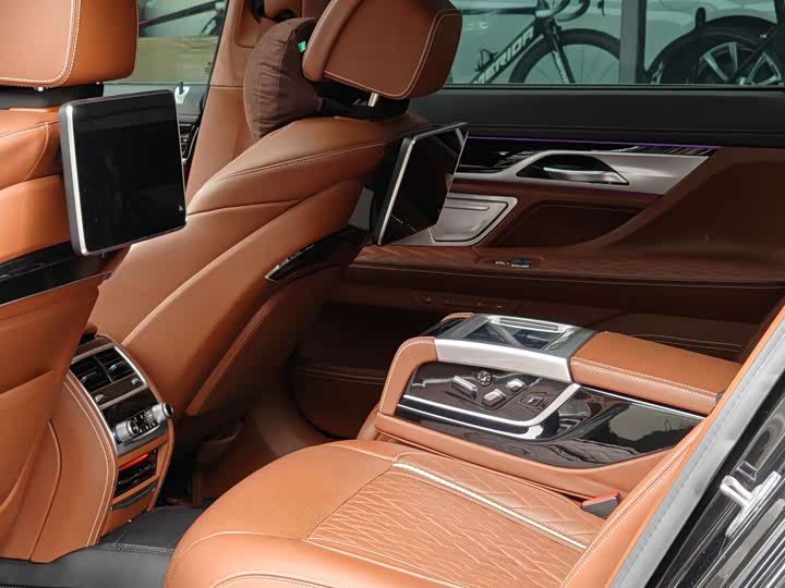 Фото 9 - BMW 7 Series