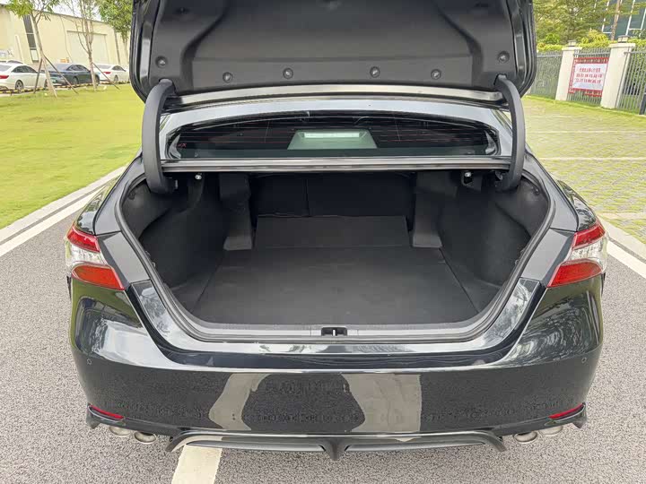 Фото 10 - Toyota Camry