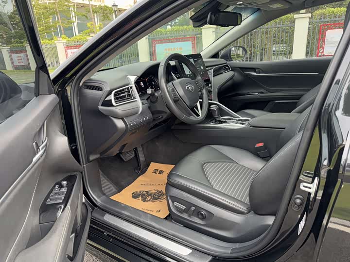 Фото 11 - Toyota Camry