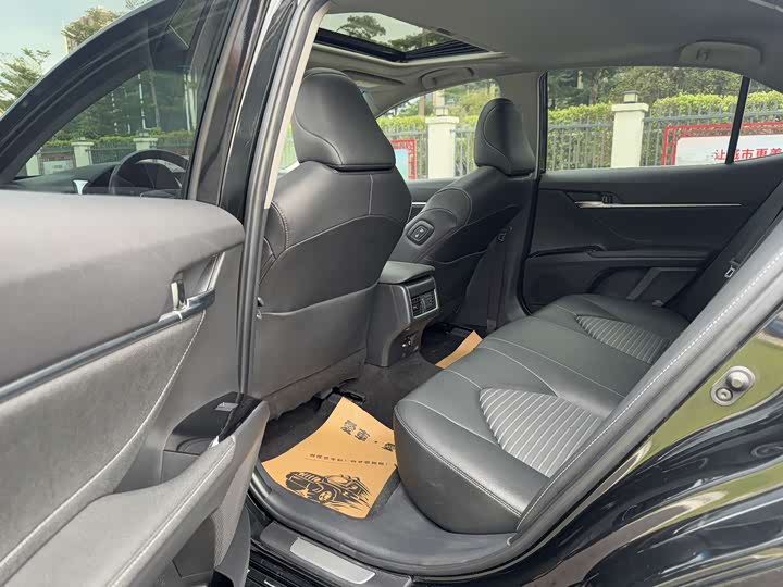 Фото 12 - Toyota Camry