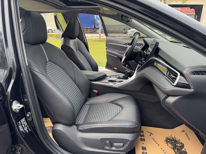 Фото 13 - Toyota Camry