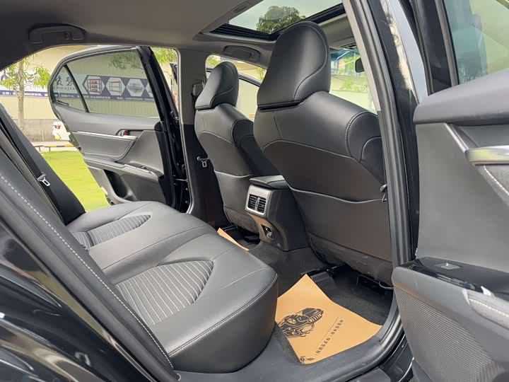 Фото 14 - Toyota Camry