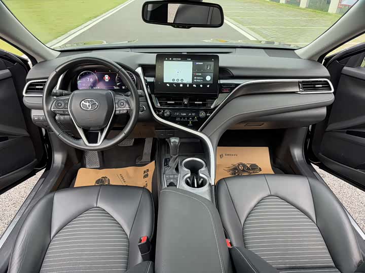 Фото 16 - Toyota Camry