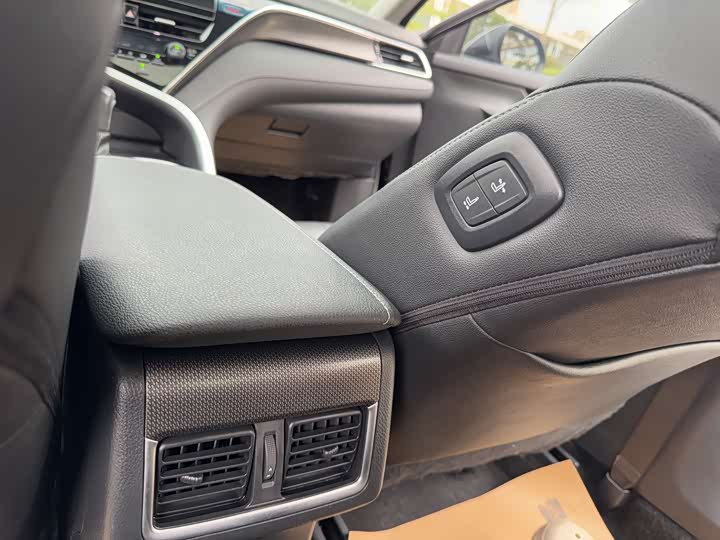 Фото 18 - Toyota Camry