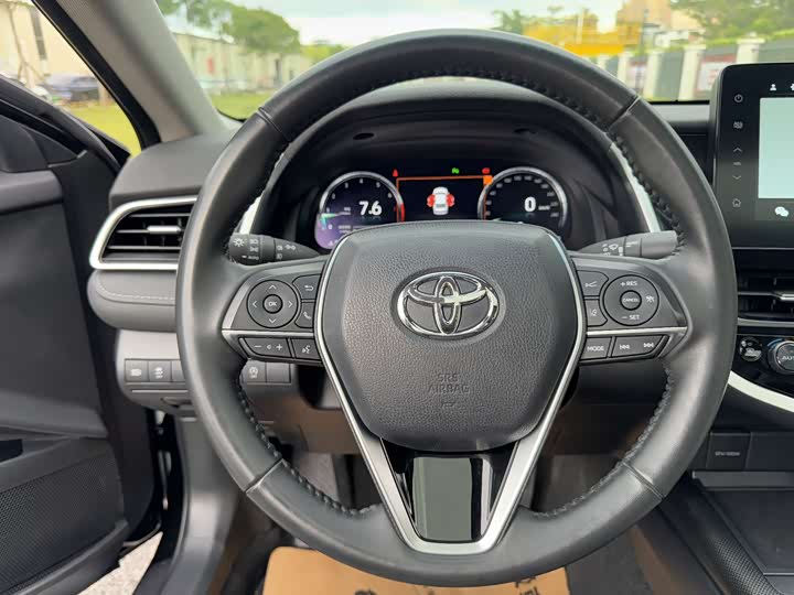 Фото 19 - Toyota Camry