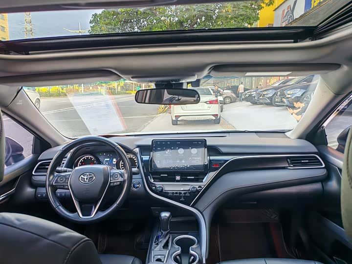 Фото 4 - Toyota Camry