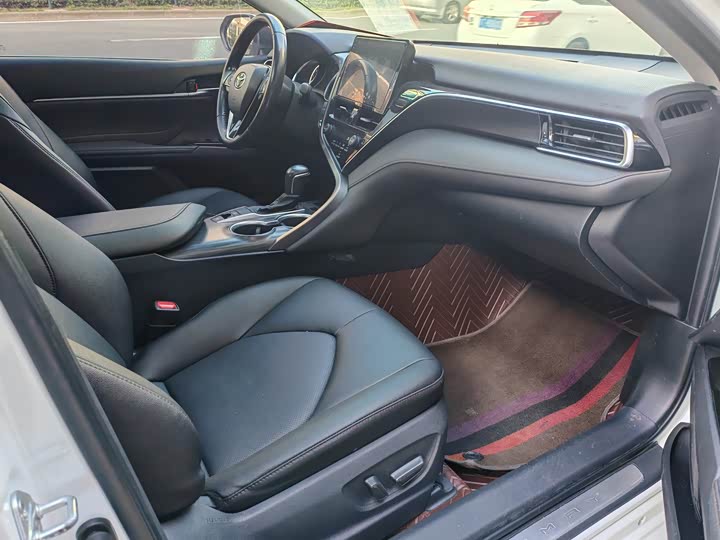 Фото 6 - Toyota Camry