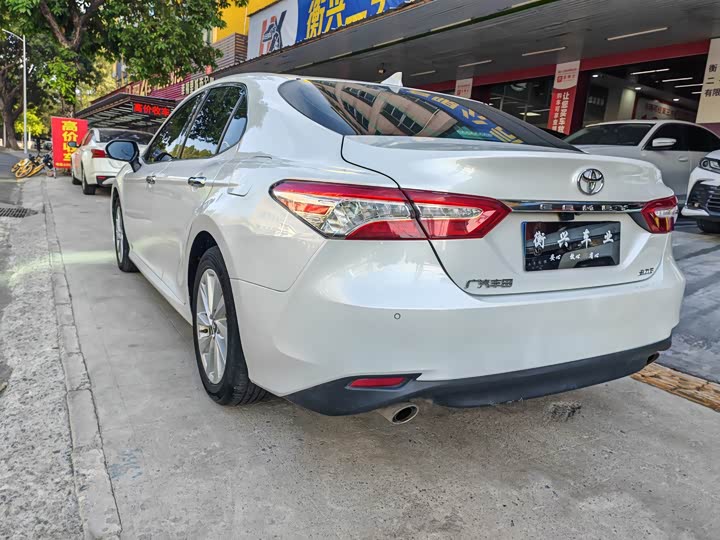 Фото 8 - Toyota Camry