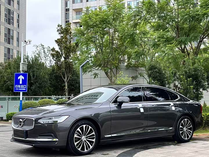 Фото 1 - Volvo S90