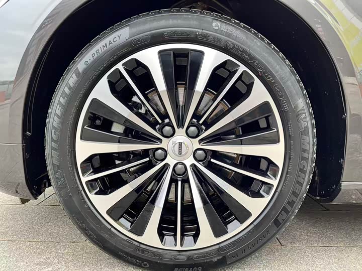 Фото 15 - Volvo S90