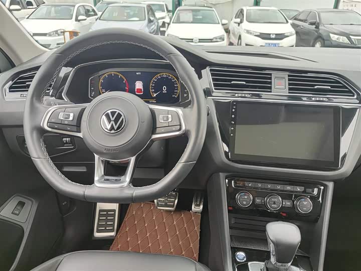 Фото 10 - Volkswagen Tiguan L Pro