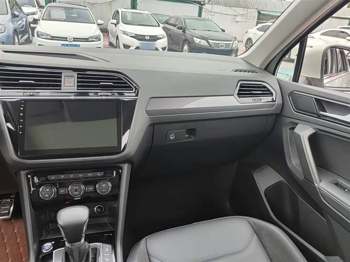 Фото 8 - Volkswagen Tiguan L Pro
