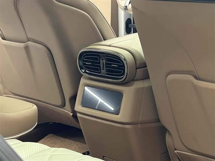 Фото 8 - BYD Yangwang U8