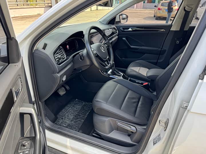 Фото 8 - Volkswagen T-Roc