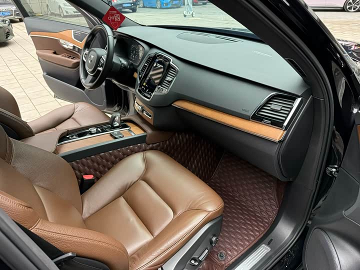 Фото 8 - Volvo XC90