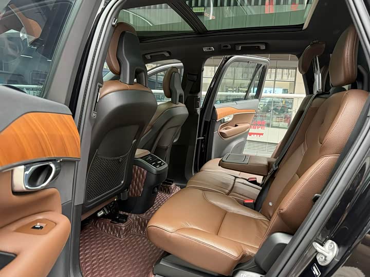 Фото 9 - Volvo XC90