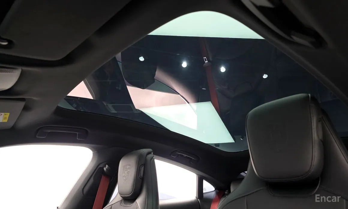 Фото 18 - Porsche Taycan